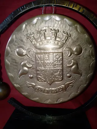 Gong antiguo con escudo y mazo