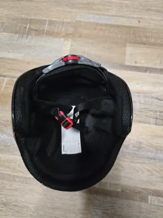 Casco de esquí con estrella amarilla