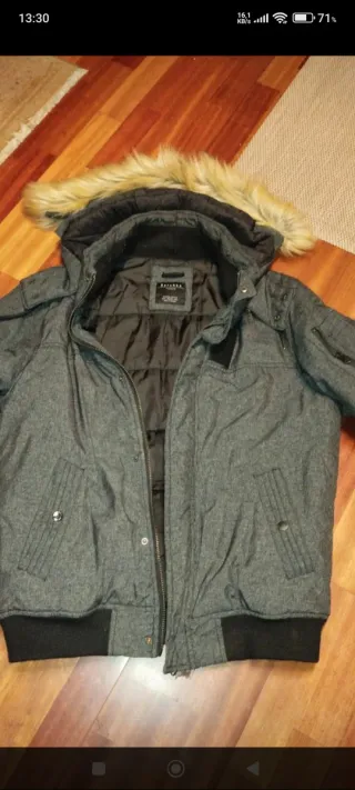 Chaqueta gris con capucha y pelo