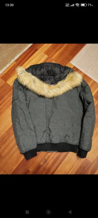 Chaqueta gris con capucha y pelo