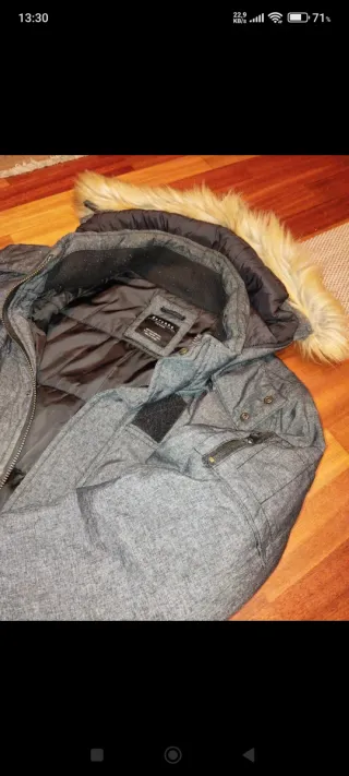 Chaqueta gris con capucha y pelo