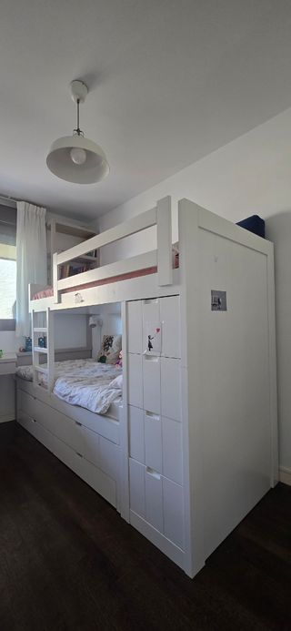 Camera per bambini con letto a castello, letto a soppalco e cassettiera