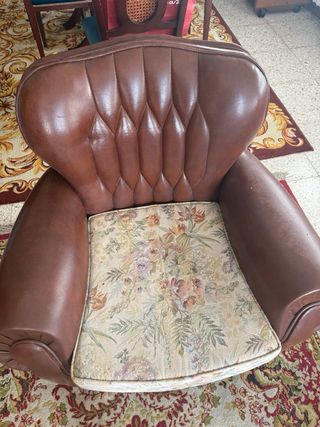 Coppia di poltrone in similpelle marrone vintage