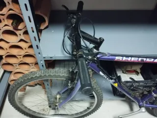 Bicicleta Orbea Sherpa MTB morada.