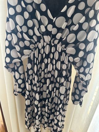 Vestido de lunares negro y blanco