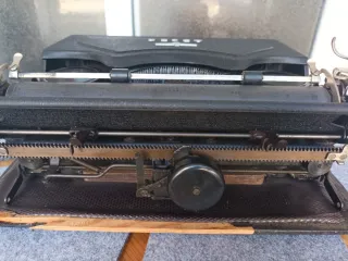 Máquina de escrever Adler Favorit 2