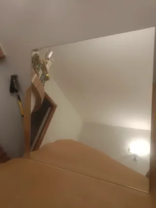 Mueble de baño madera con lavabo porcelánico y esp