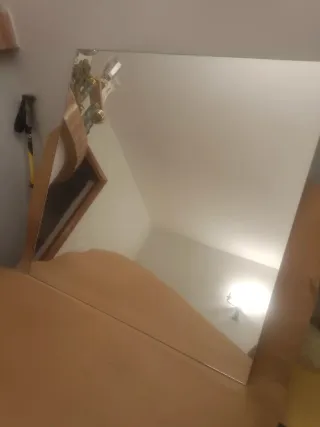 Mueble de baño madera con lavabo porcelánico y esp