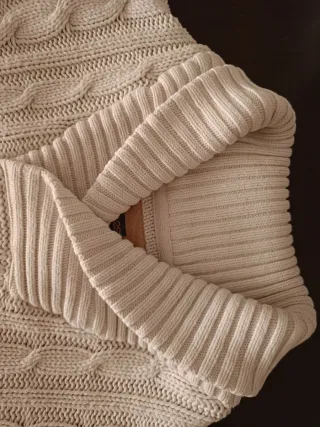 Jersey de punto grueso color blanco. Marca Jules.