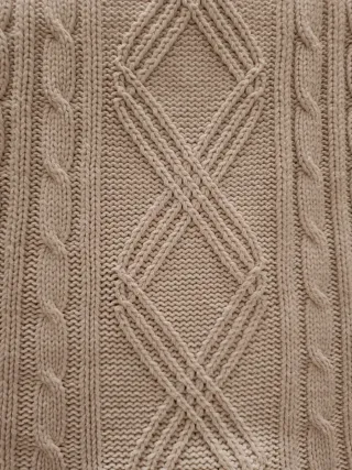 Jersey de punto grueso color blanco. Marca Jules.