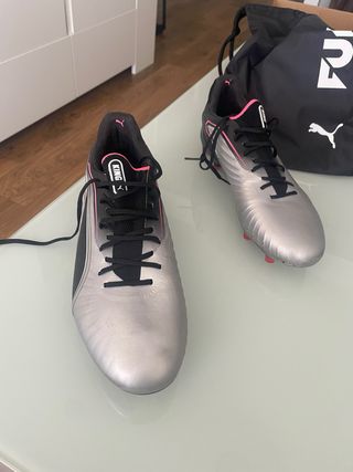 Botas de fútbol gama alta Puma King plateadas.