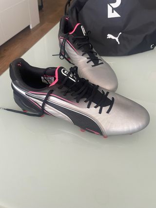 Botas de fútbol gama alta Puma King plateadas.