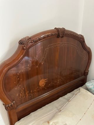 Estructura de cama de madera tallada