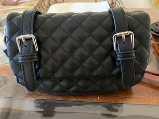 Bolso negro acolchado con hebillas