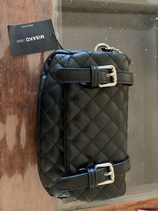 Bolso negro acolchado con hebillas