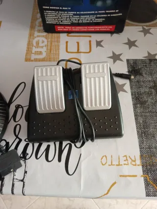 Volante MaxTT PS2 con pedales y caja