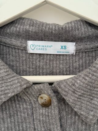 Camiseta gris de manga larga con botones