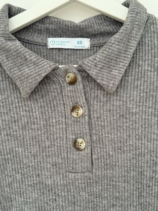 Camiseta gris de manga larga con botones