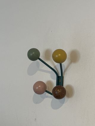 Appendiabiti da parete con sfere decorative