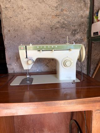 Macchina da cucire vintage Singer mobile in legno