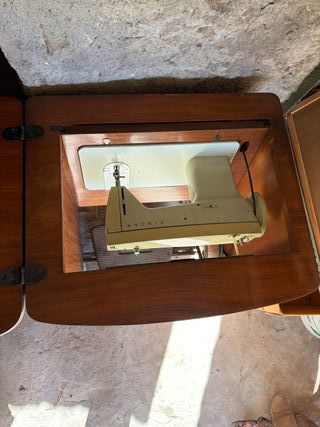 Macchina da cucire vintage Singer mobile in legno