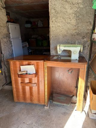 Macchina da cucire vintage Singer mobile in legno