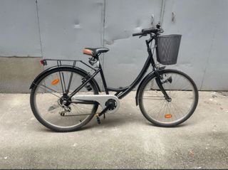 Bicicleta negra con cesta delantera