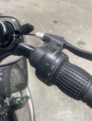 Bicicleta negra con cesta delantera