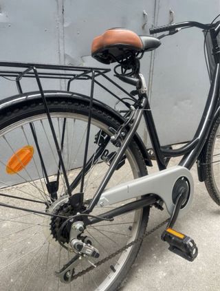 Bicicleta negra con cesta delantera
