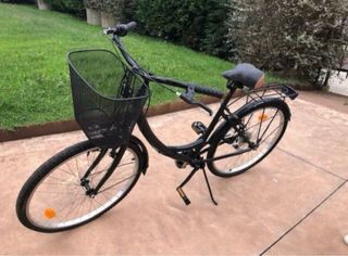 Bicicleta negra con cesta delantera