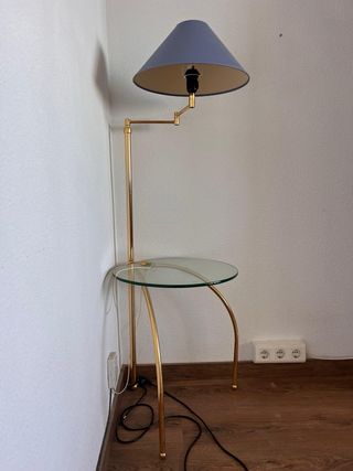 Lámpara de pie con mesita de cristal