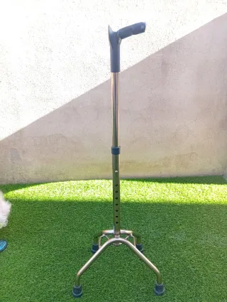 Bastón cuadrípode ajustable