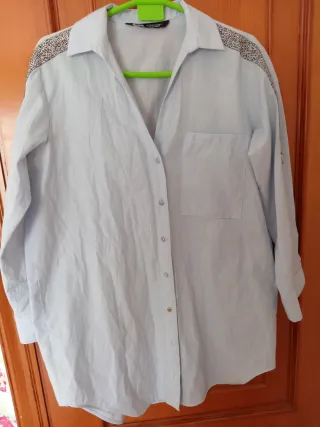 Blusa Zara azul oversize.