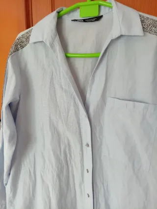 Blusa Zara azul oversize.