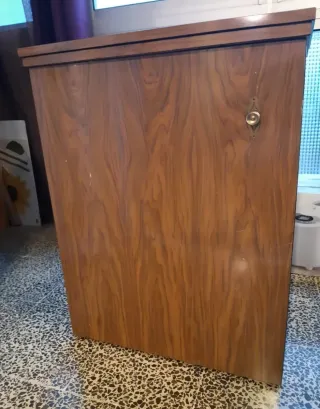 Máquina de coser Singer antigua con mueble
