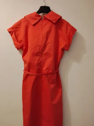 Abito arancione con collo a cascata