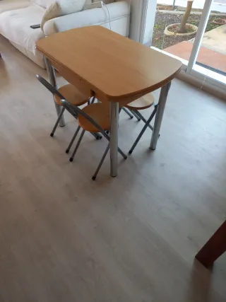 Mesa cocina abatible + 4 sillas plegables