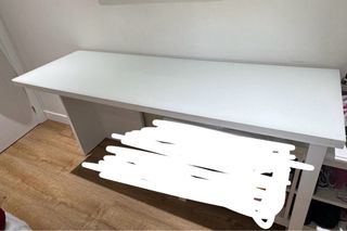 Mesa de escritorio blanca de madera