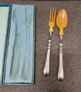 Antiguos cubiertos de ensalada