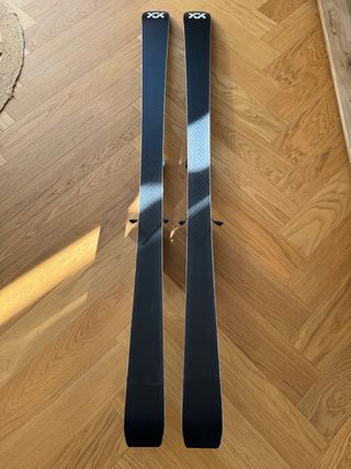 Esquís Völkl Peregrine 82 año 2026 + fijaciones