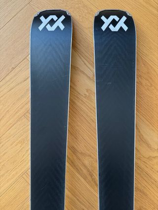 Esquís Völkl Peregrine 82 año 2026 + fijaciones