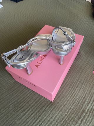 Sandalias Alma en Pena plateadas tacón