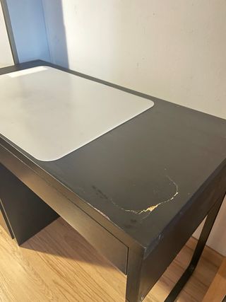 Scrivania marrone con cassetti e porta + protettore