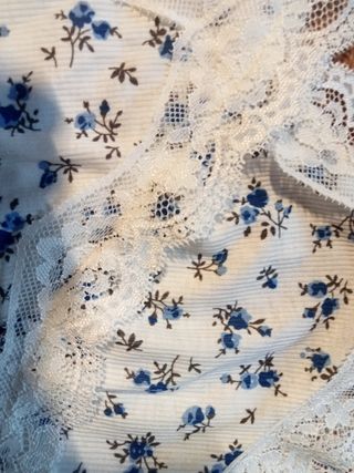 Top floral encaje blanco y azul