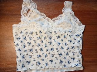 Top floral encaje blanco y azul
