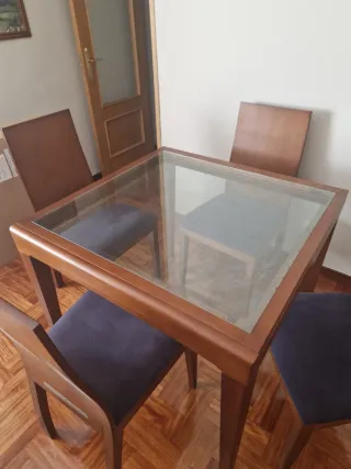Mesa cristal y madera extensible + 4 sillas