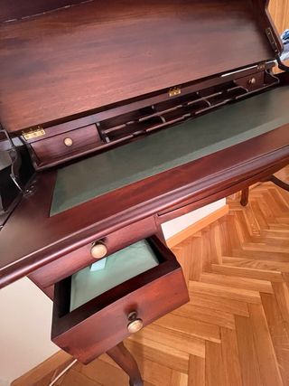 Escritorio antiguo madera nogal y cuero.