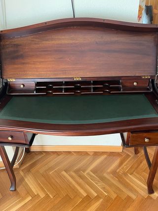 Escritorio antiguo madera nogal y cuero.