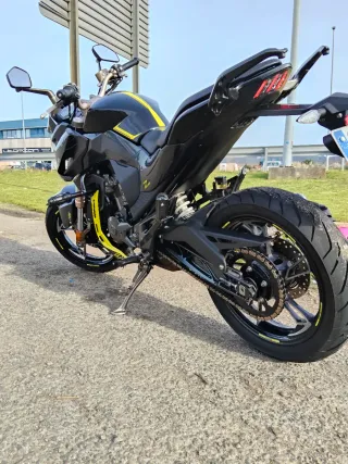 Zontes Naked Negra y Amarilla z2. 125