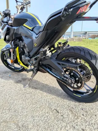 Zontes Naked Negra y Amarilla z2. 125